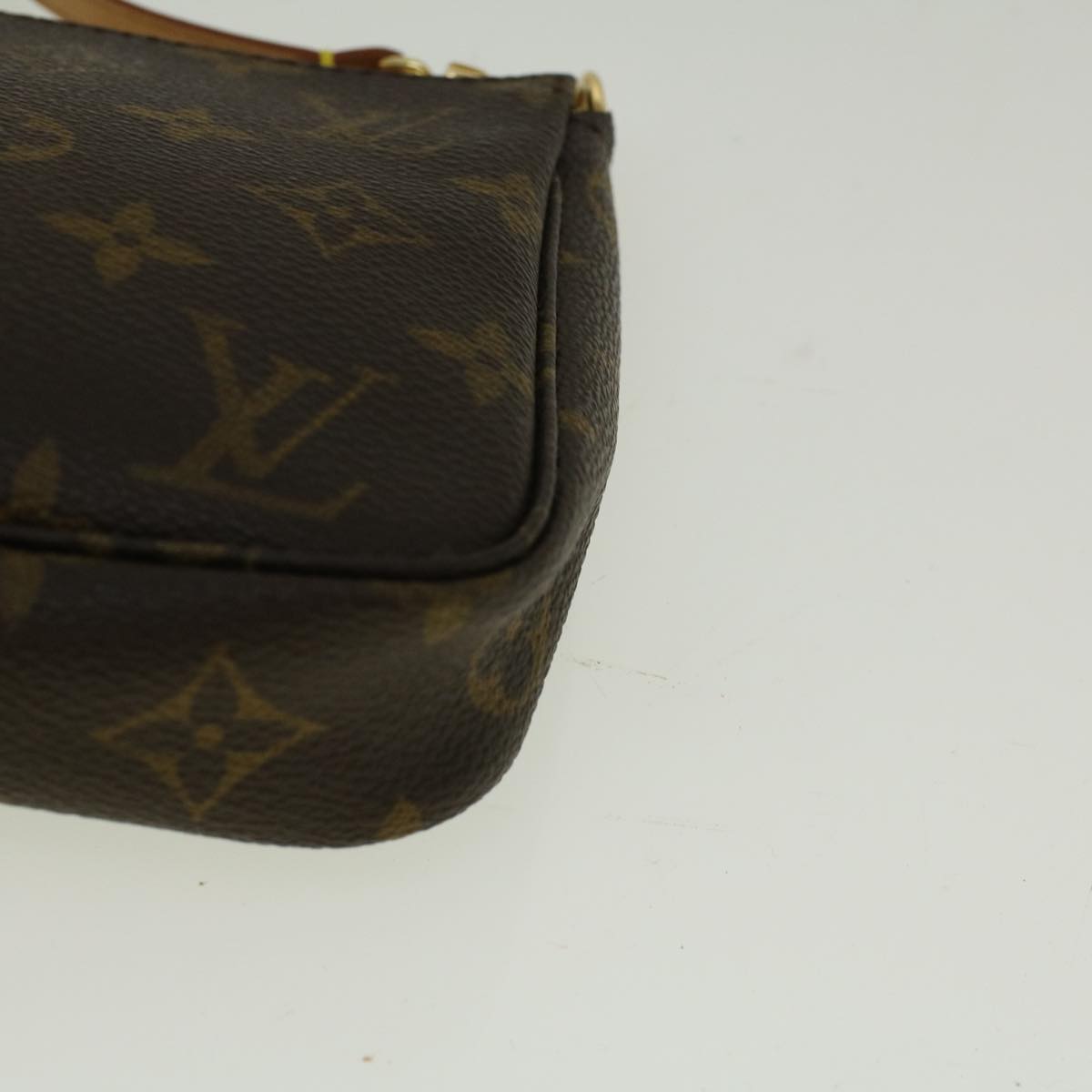 Louis Vuitton Pochette Accessoire Clutch