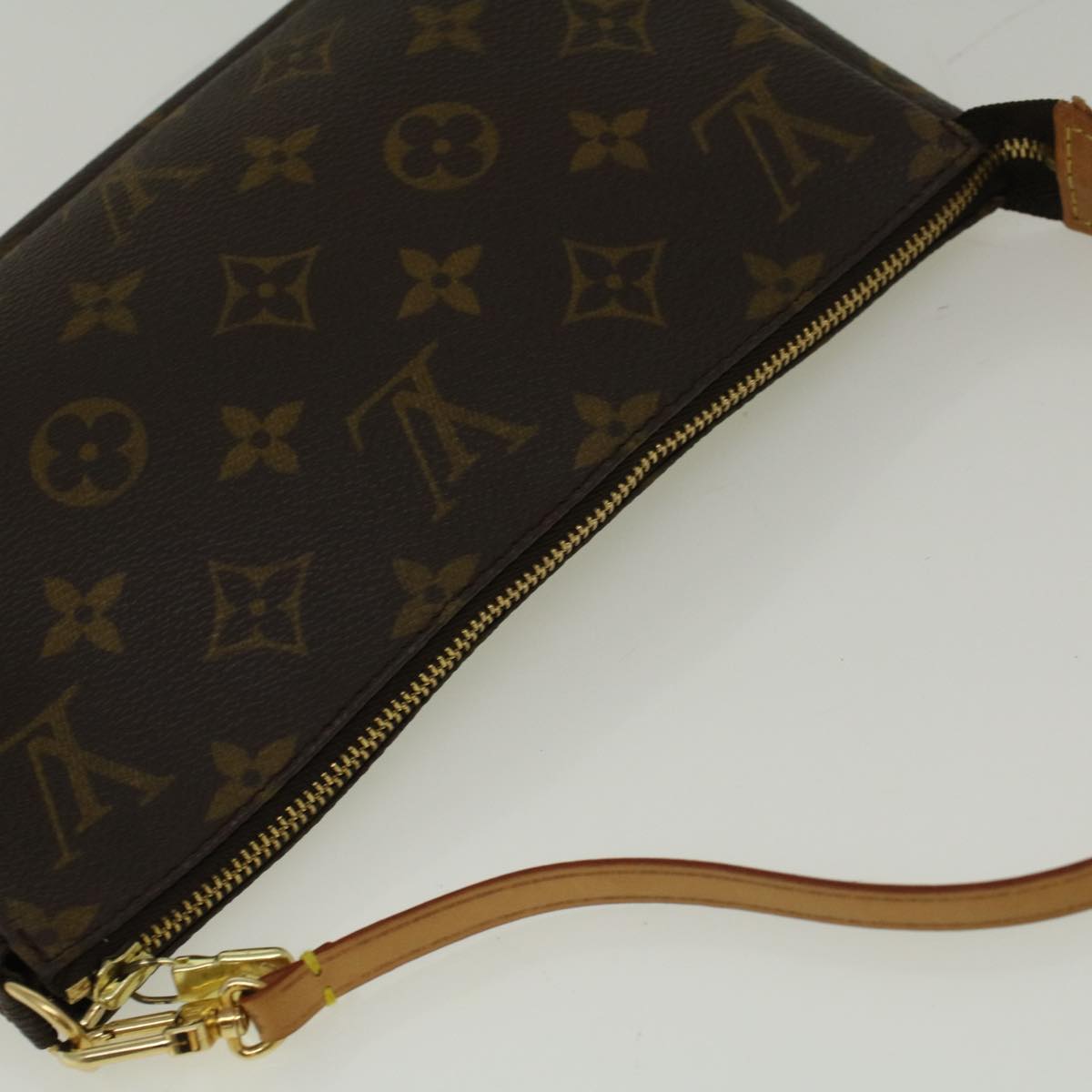 Louis Vuitton Pochette Accessoire Clutch