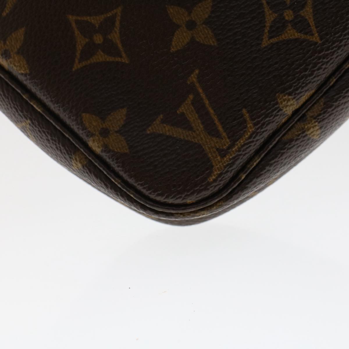 Louis Vuitton Pochette Accessoire Clutch