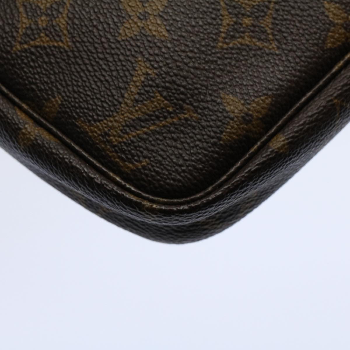 Louis Vuitton Pochette Accessoire Clutch