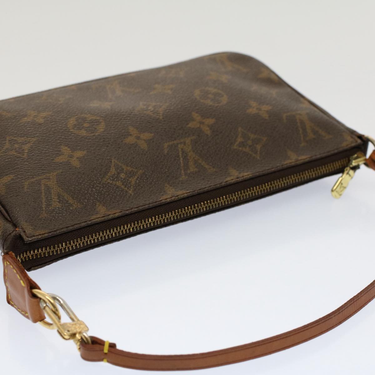 Louis Vuitton Pochette Accessoire Clutch