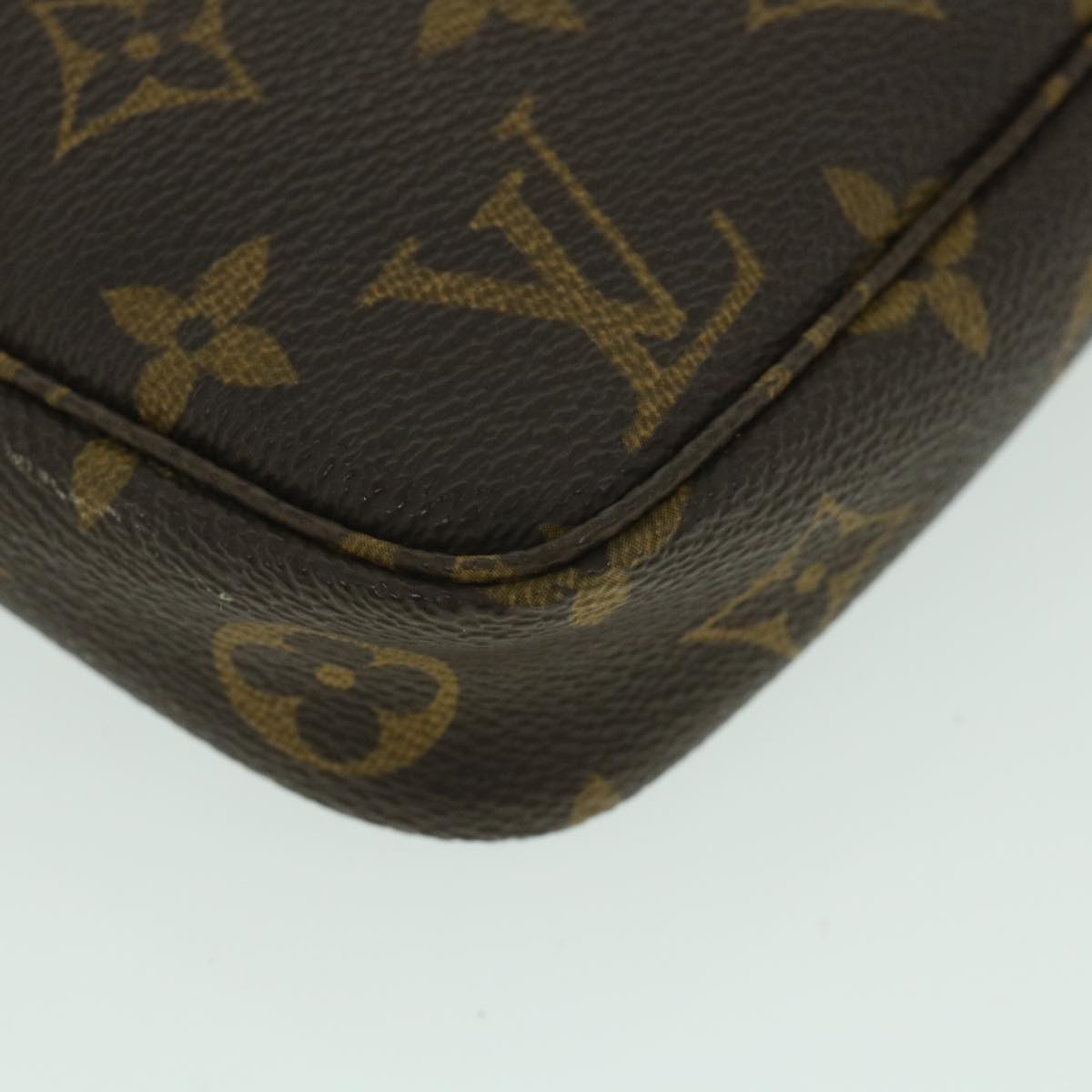 Louis Vuitton Pochette Accessoire Clutch