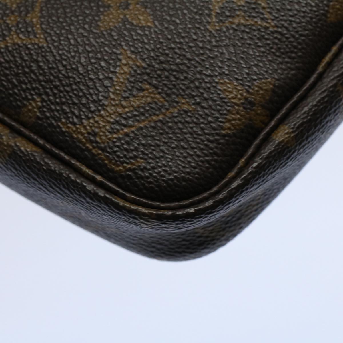 Louis Vuitton Pochette Accessoire Clutch