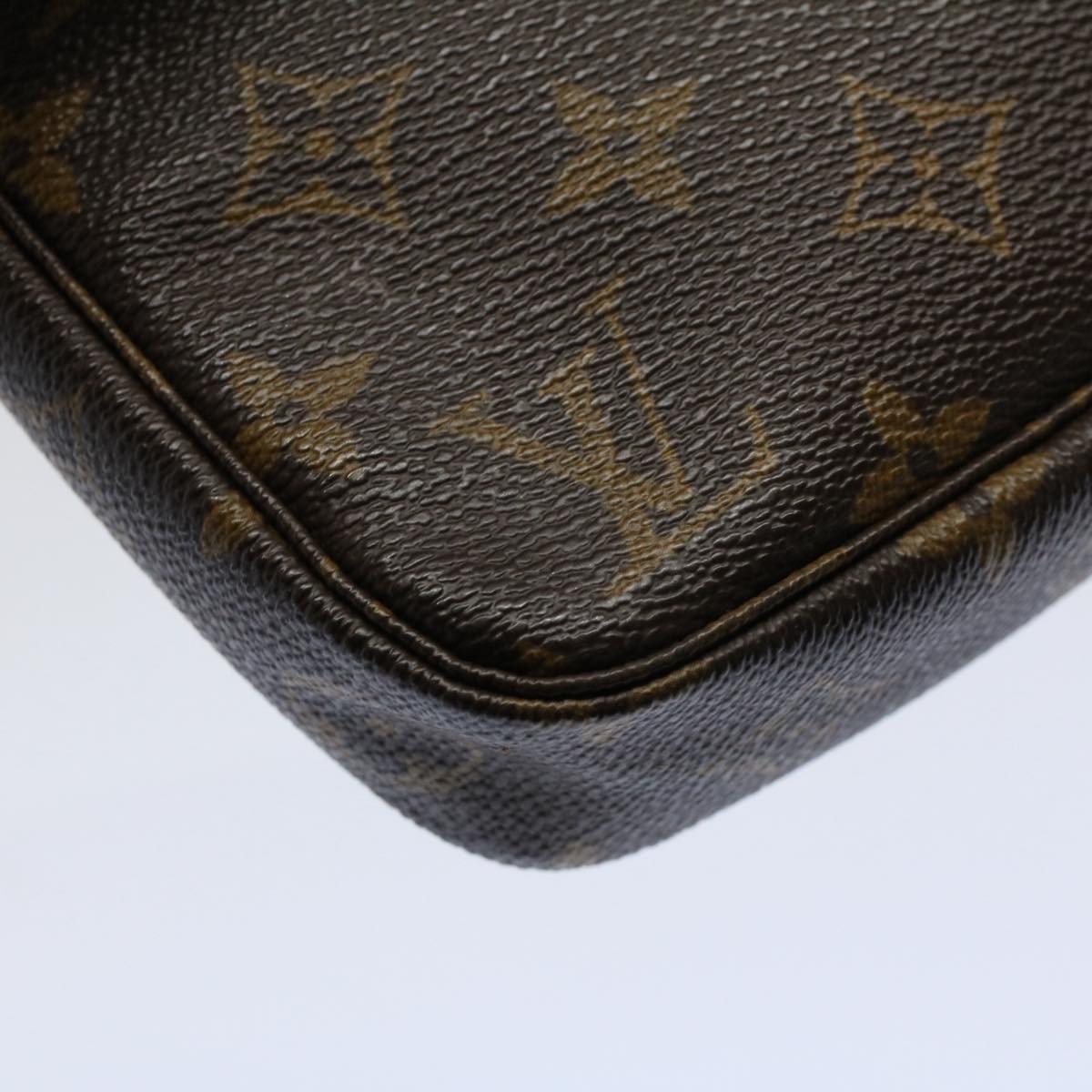 Louis Vuitton Pochette Accessoire Clutch