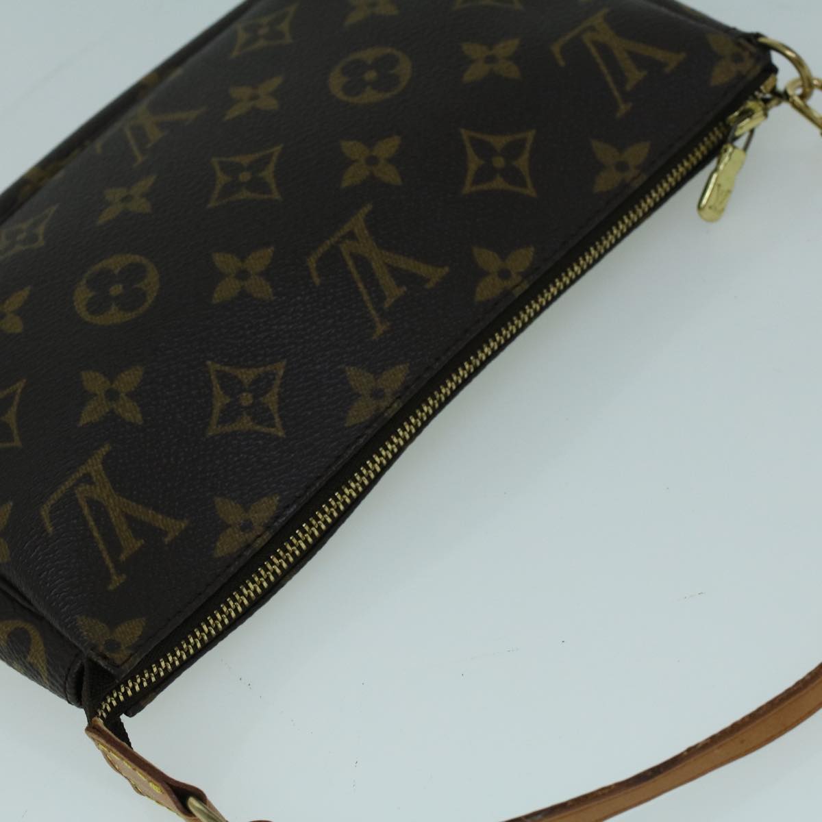 Louis Vuitton Pochette Accessoire Clutch