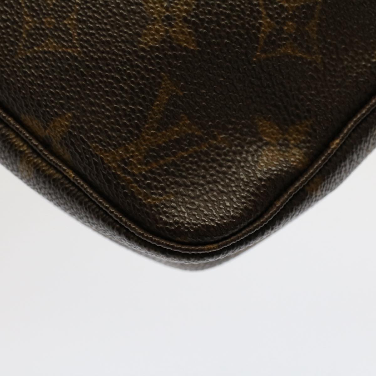 Louis Vuitton Pochette Accessoire Clutch