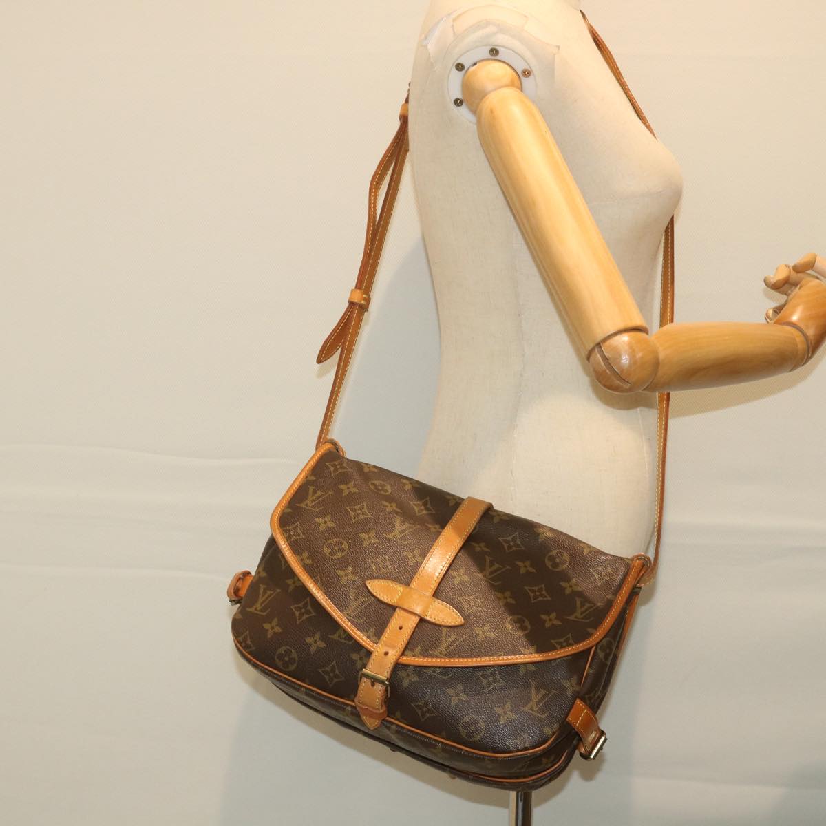 Louis Vuitton Saumur 30 Shoulder Bag