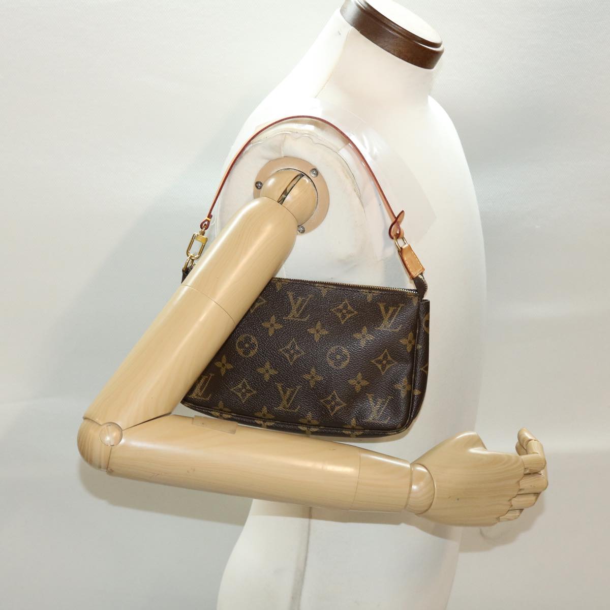 Louis Vuitton Pochette Accessoire Clutch