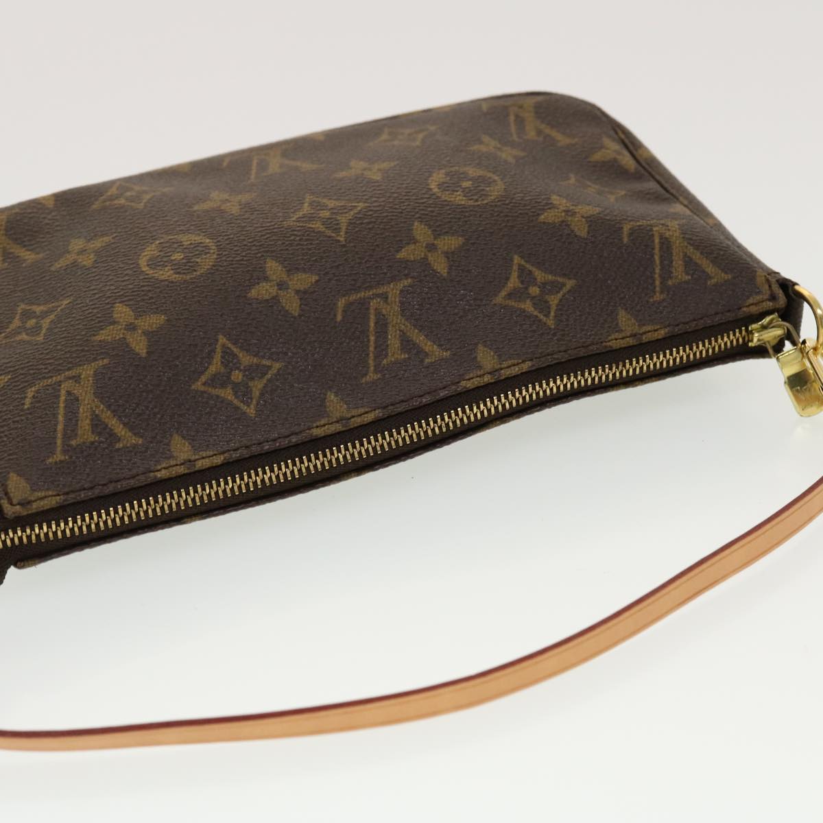 Louis Vuitton Pochette Accessoire Clutch