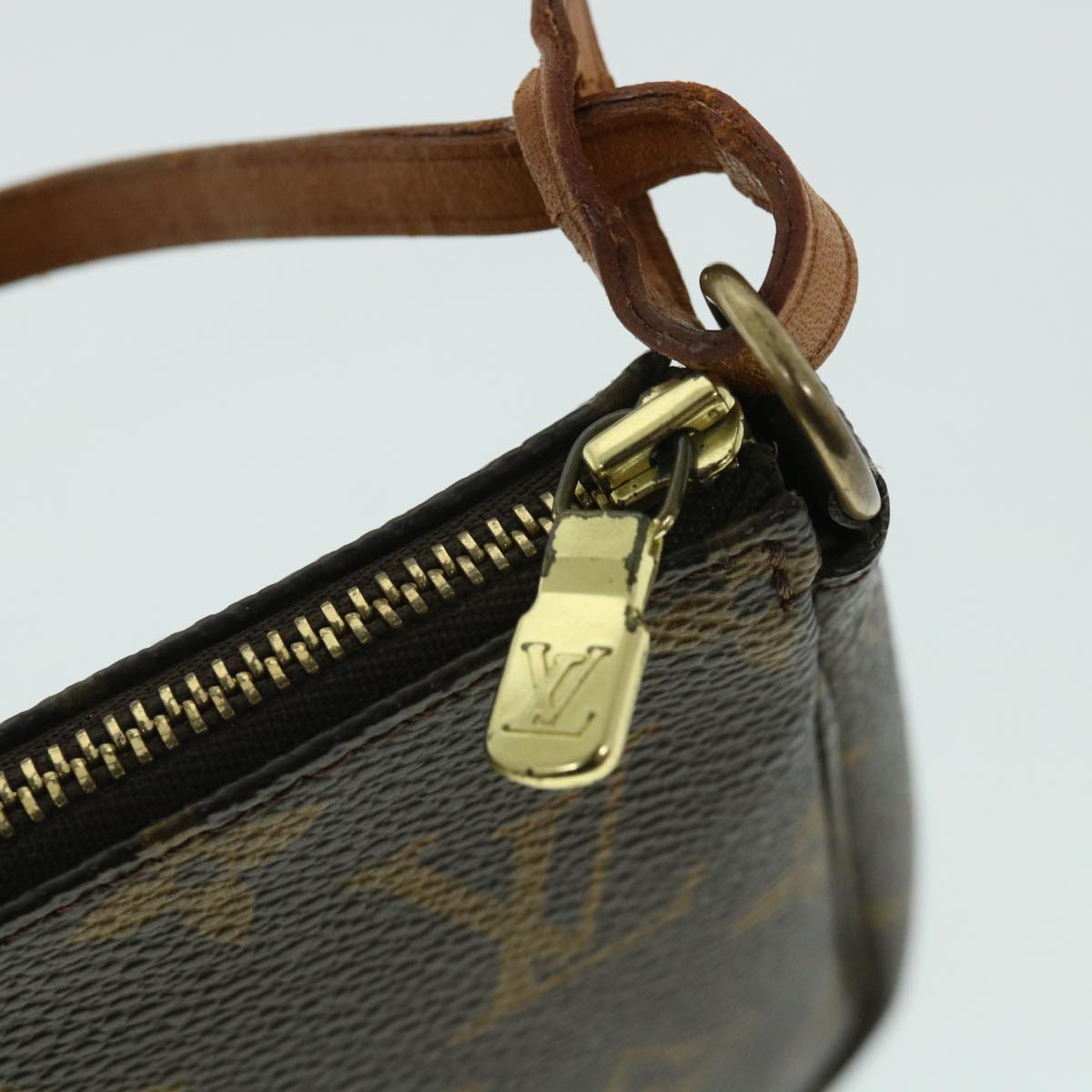 Louis Vuitton Pochette Accessoire Clutch