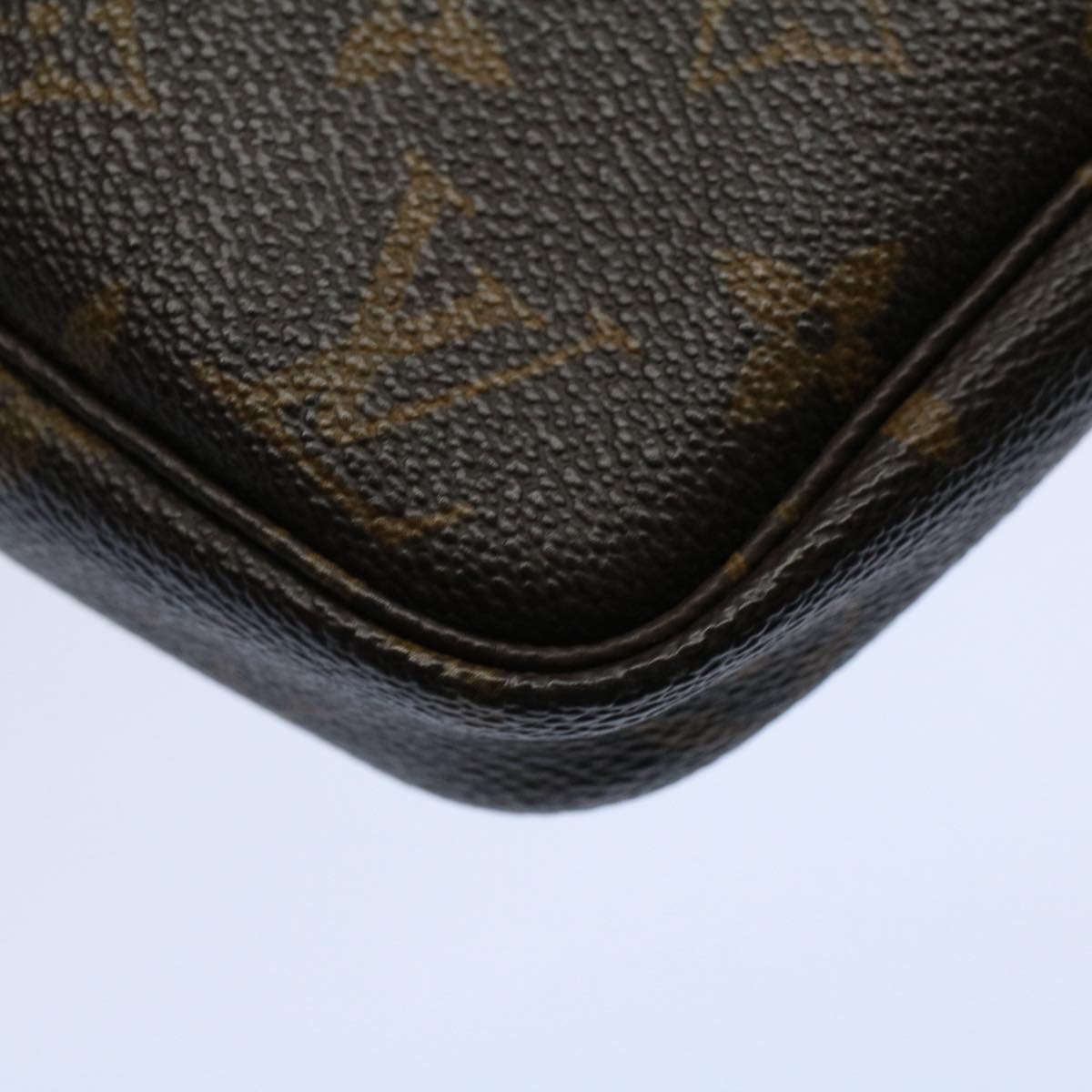 Louis Vuitton Pochette Accessoire Clutch