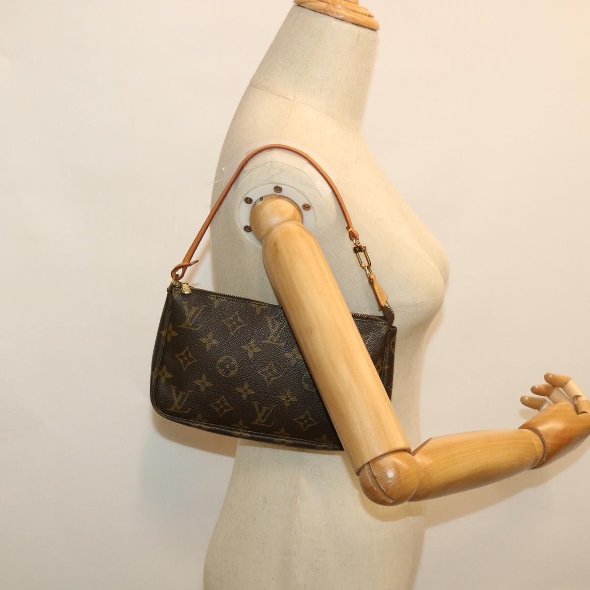 Louis Vuitton Pochette Accessoire Clutch