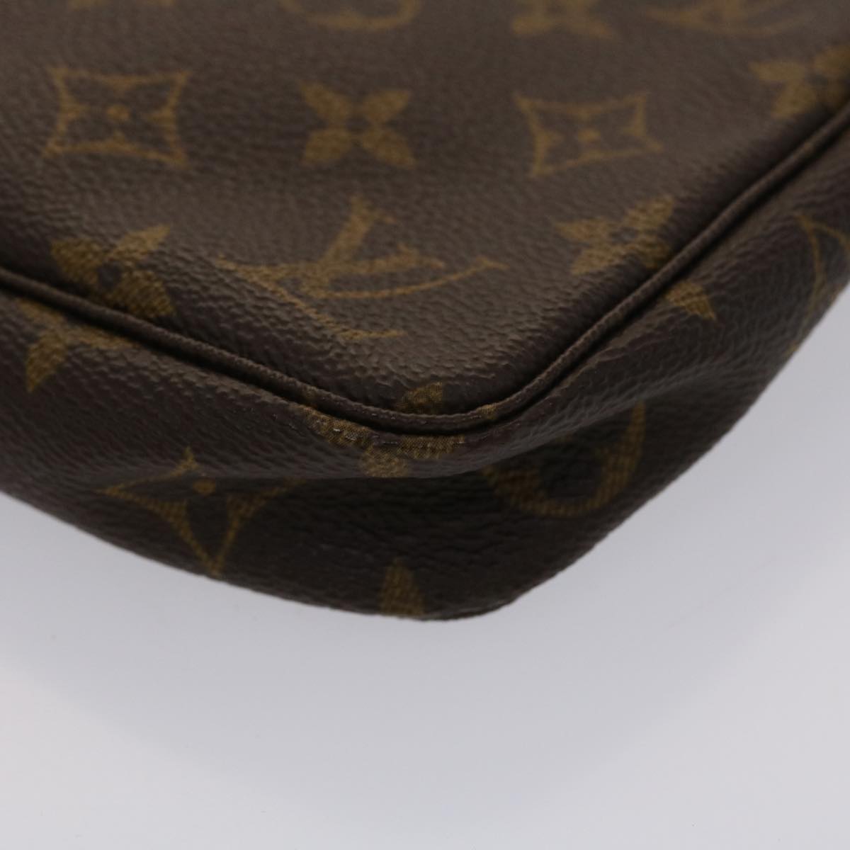 Louis Vuitton Pochette Accessoire Clutch