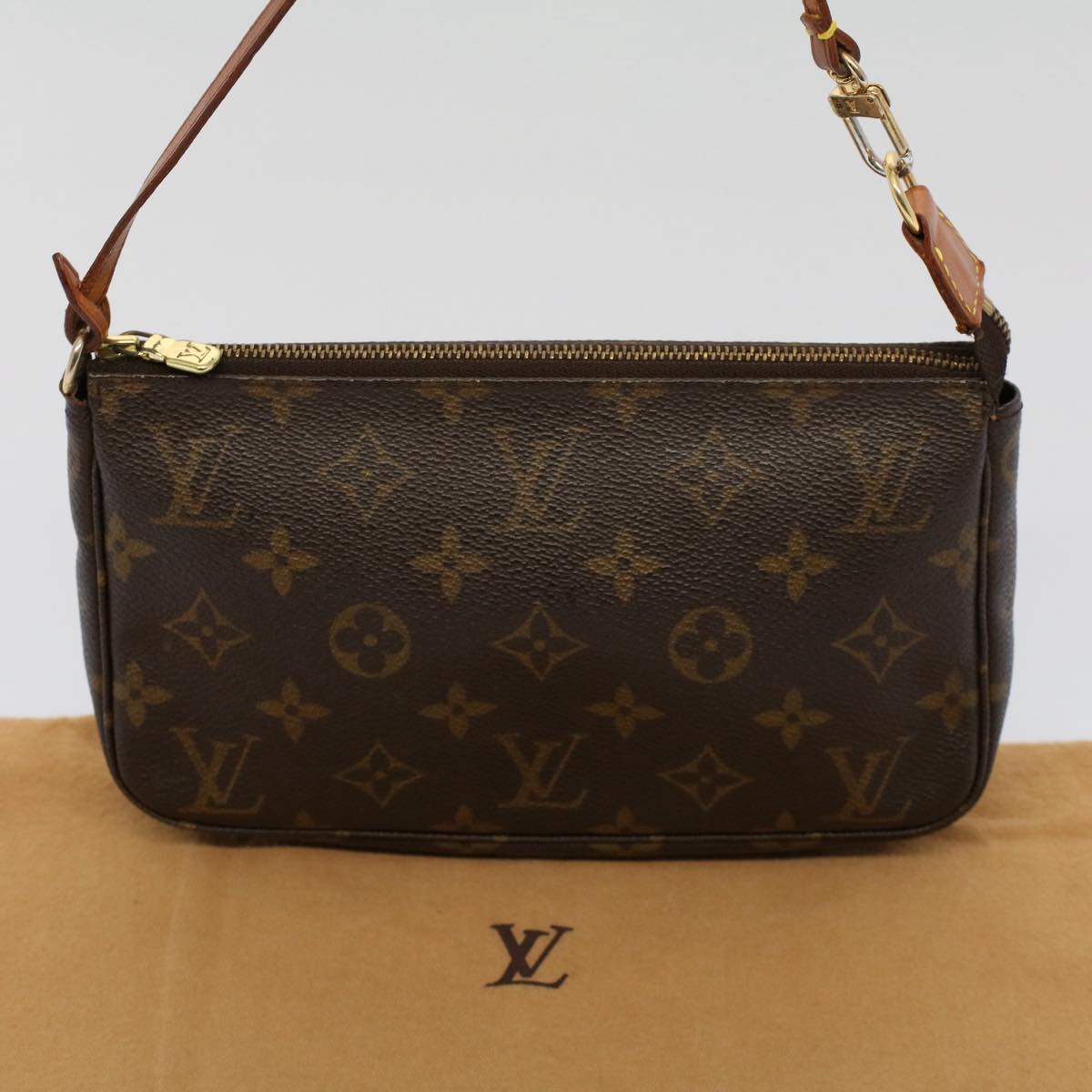 Louis Vuitton Pochette Accessoire Clutch