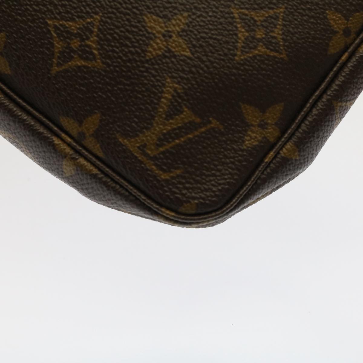 Louis Vuitton Pochette Accessoire Clutch