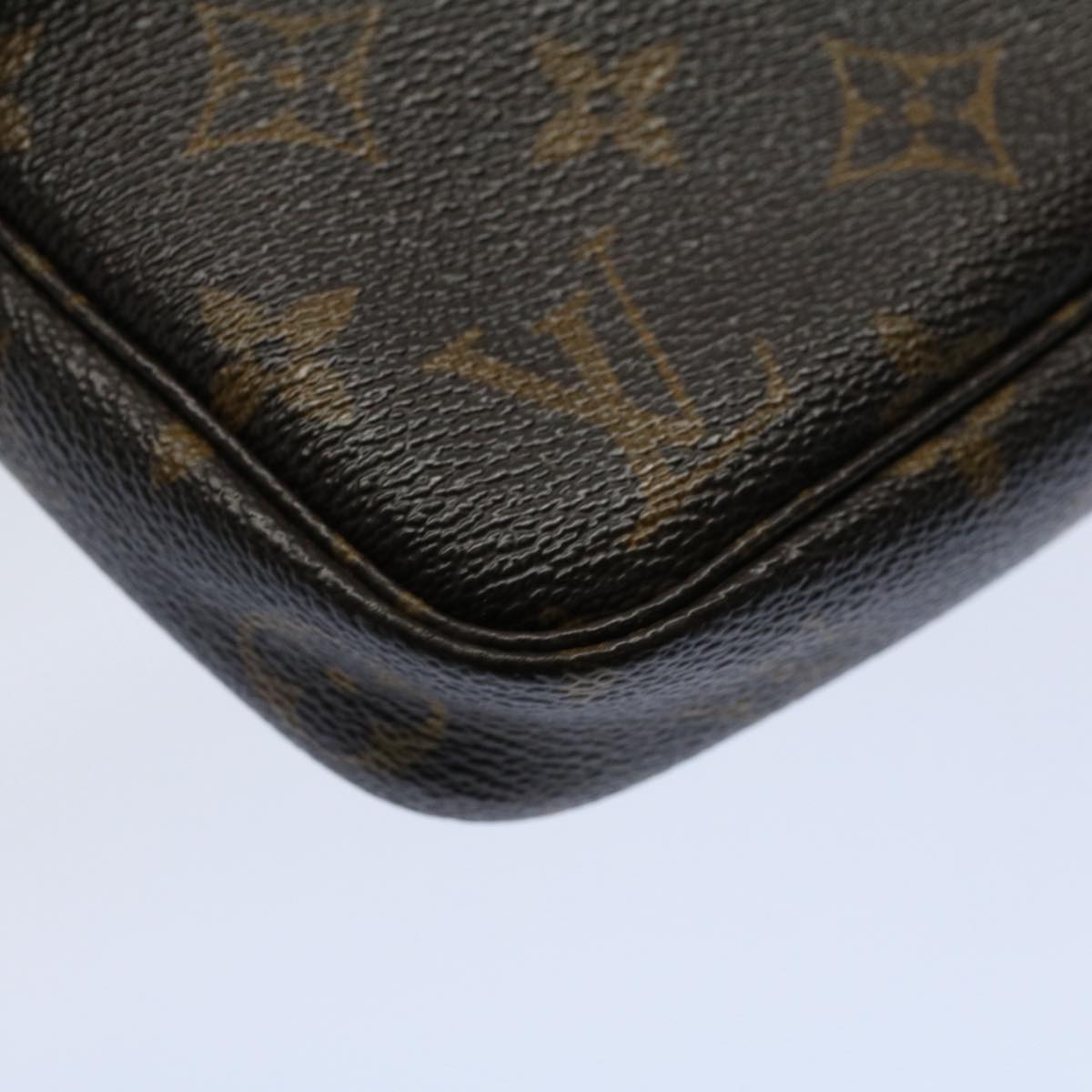 Louis Vuitton Pochette Accessoire Clutch