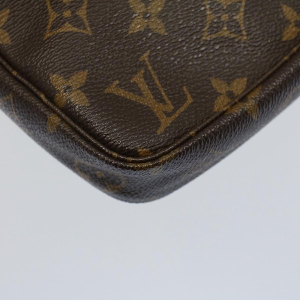 Louis Vuitton Pochette Accessoire Clutch