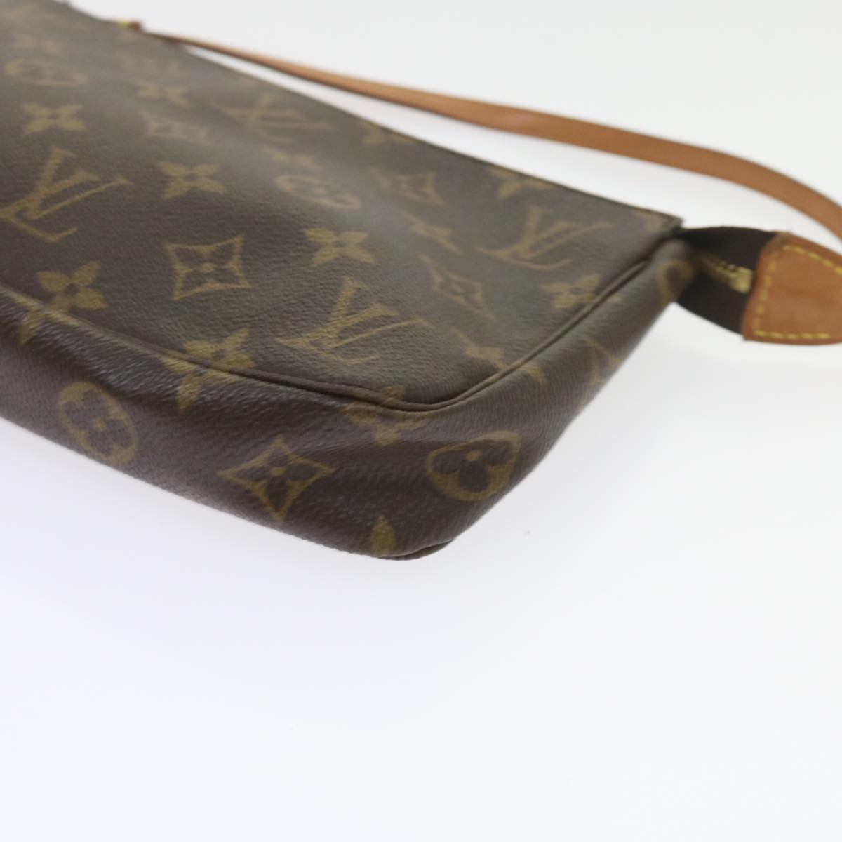 Louis Vuitton Pochette Accessoire Clutch