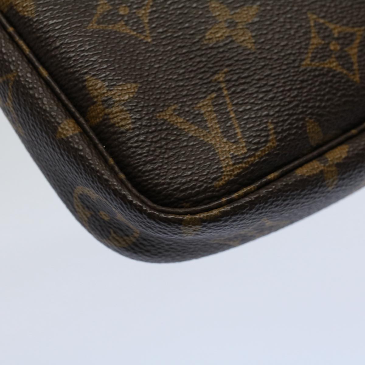 Louis Vuitton Pochette Accessoire Clutch