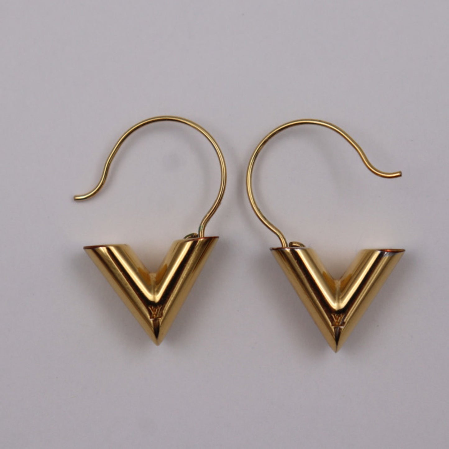 Louis Vuitton Essential V Earring