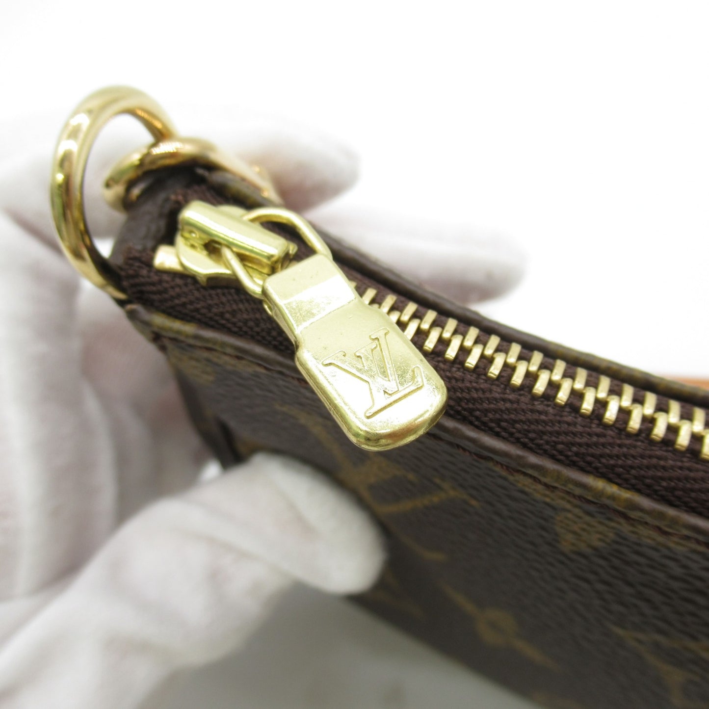 Louis Vuitton Pochette Accessoire Clutch