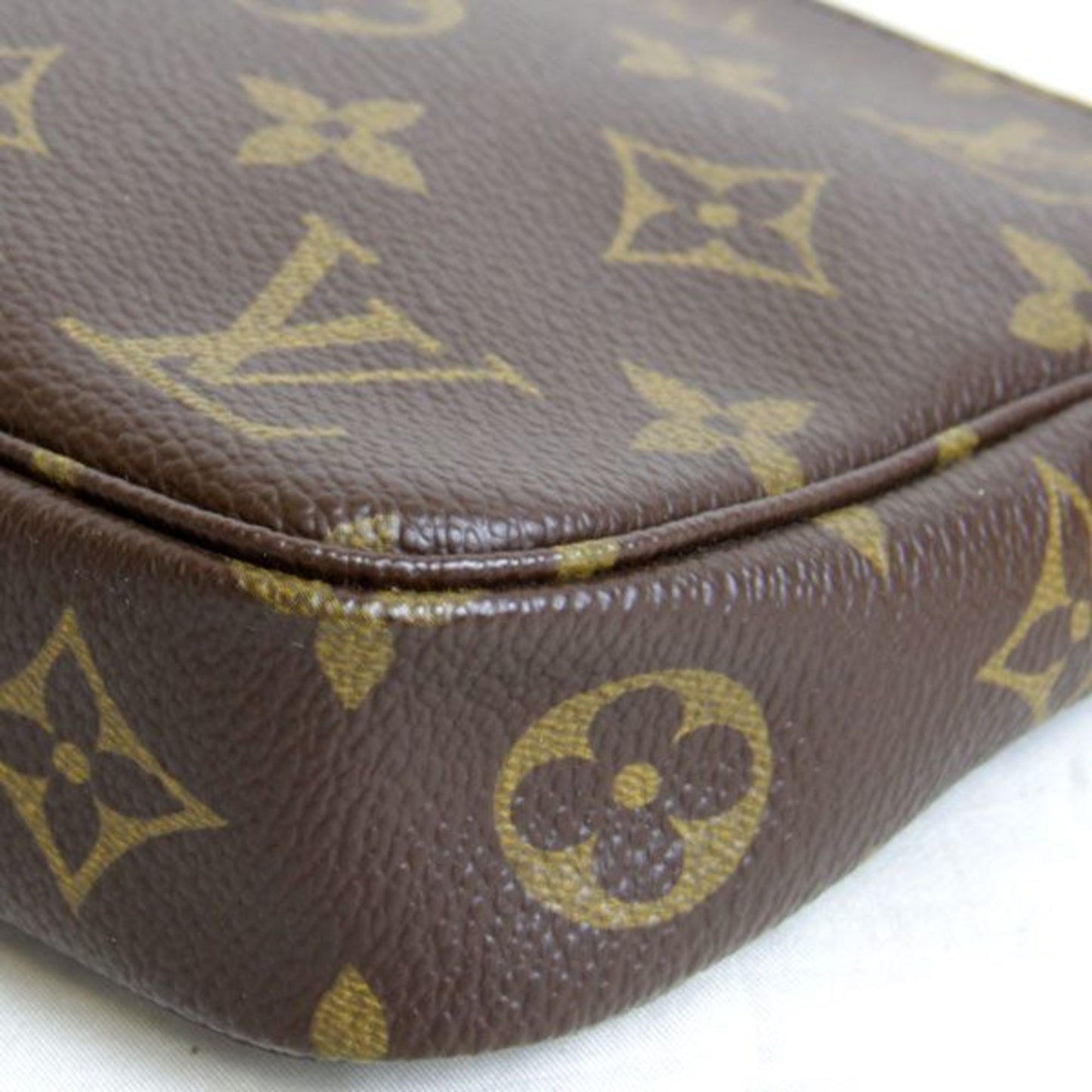 Louis Vuitton Pochette Accessoire Clutch