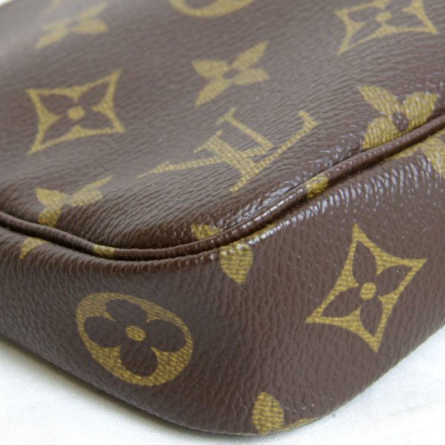 Louis Vuitton Pochette Accessoire Clutch