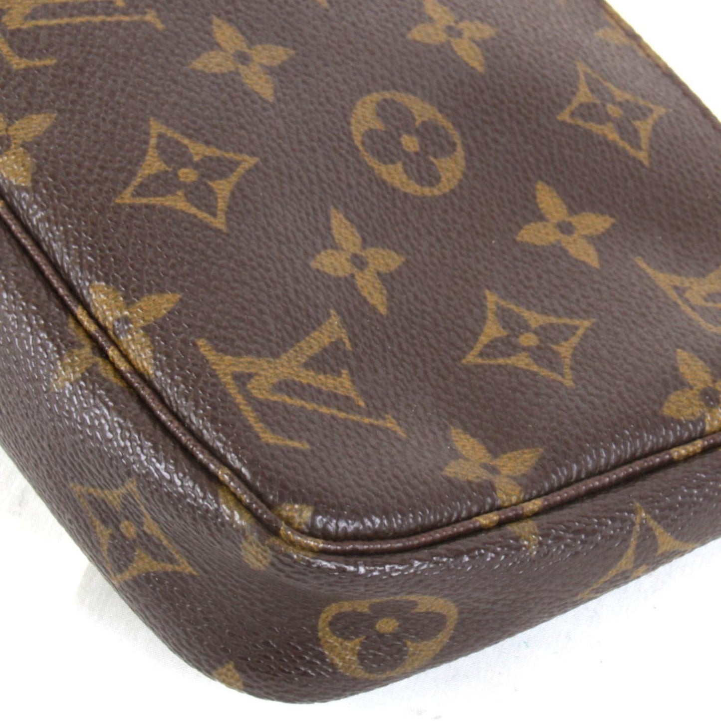 Louis Vuitton Pochette Accessoire Clutch