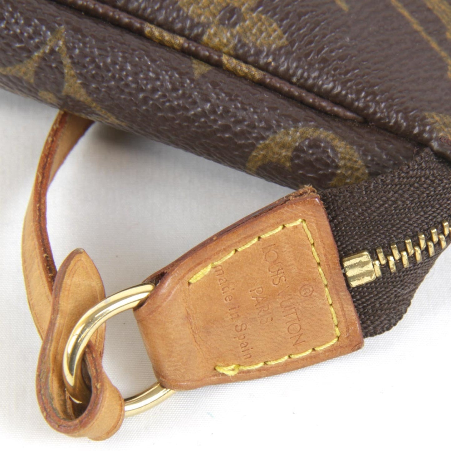 Louis Vuitton Pochette Accessoire Clutch