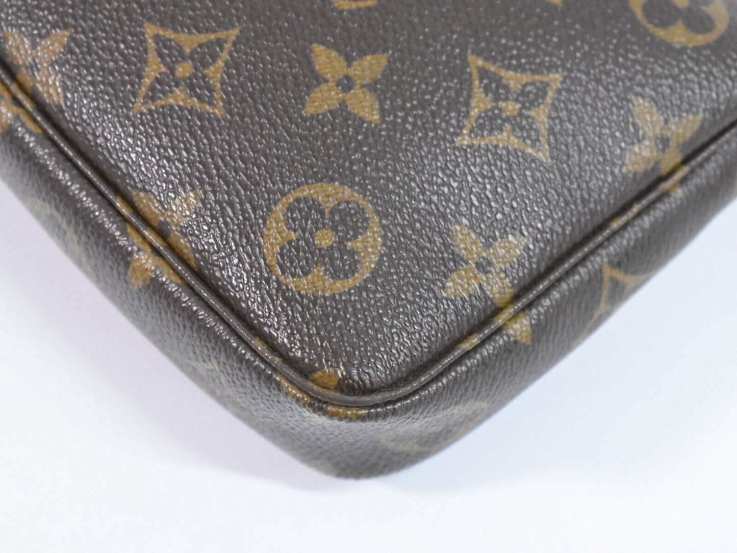 Louis Vuitton Pochette Accessoire Clutch